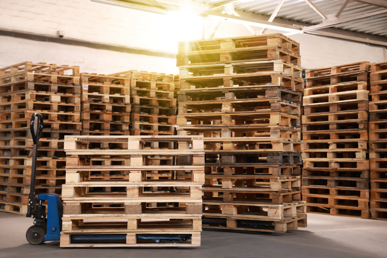 Tarimas de madera apiladas en almacén industrial